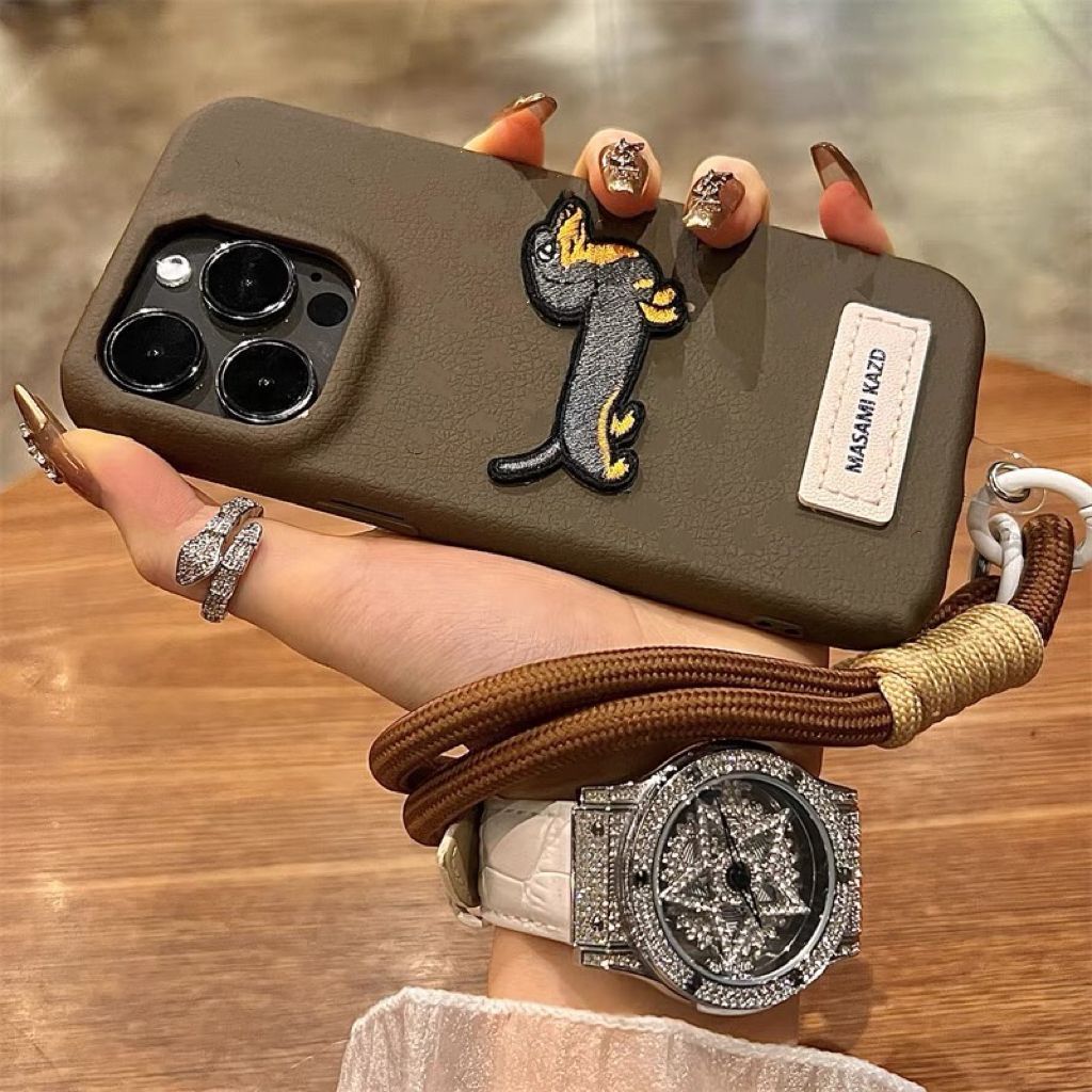 高级感刺绣腊肠狗适用苹果16手机壳iPhonepromax挂绳11/12防摔