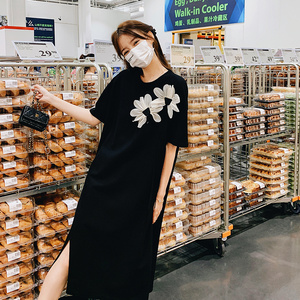 黑色连衣裙女夏季2024法式设计感立体花朵开叉显瘦宽松休闲T恤裙