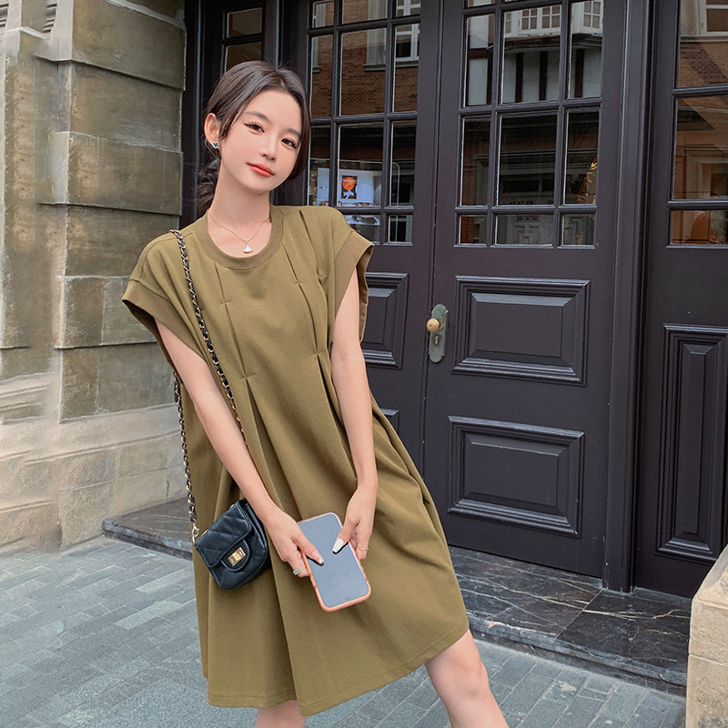 绿色宽松褶皱设计感连衣裙女夏新款法式高级感显瘦休闲无袖T恤裙,女装连衣裙,艾艾淮淮
