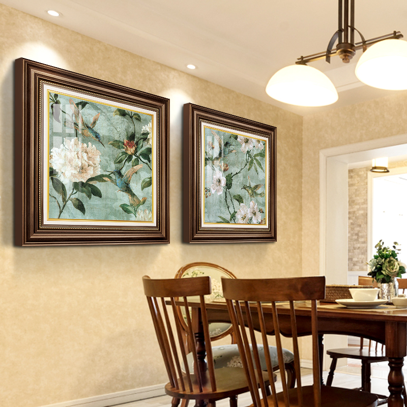 饭厅沙发背景墙后面欧式风挂画