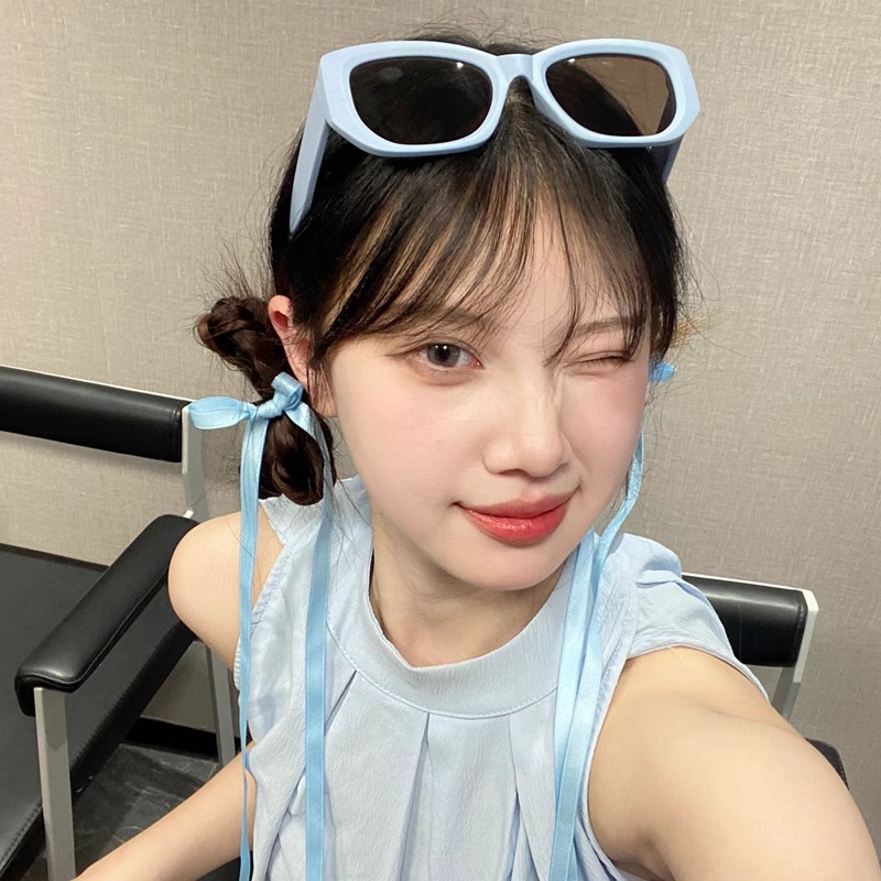 Y2K复古蓝色方形墨镜女2025新款多巴胺风圆脸拍照太阳眼镜高级感