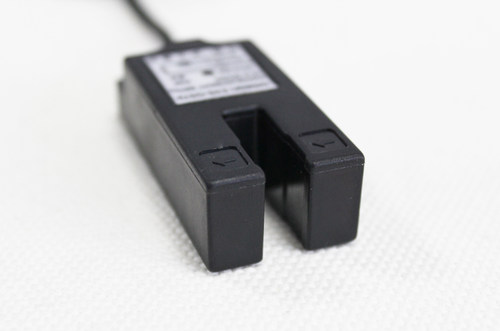 槽型光电开关E3S-GS7P2三线PNP常闭25*15*55凹型传感器DC12V24V