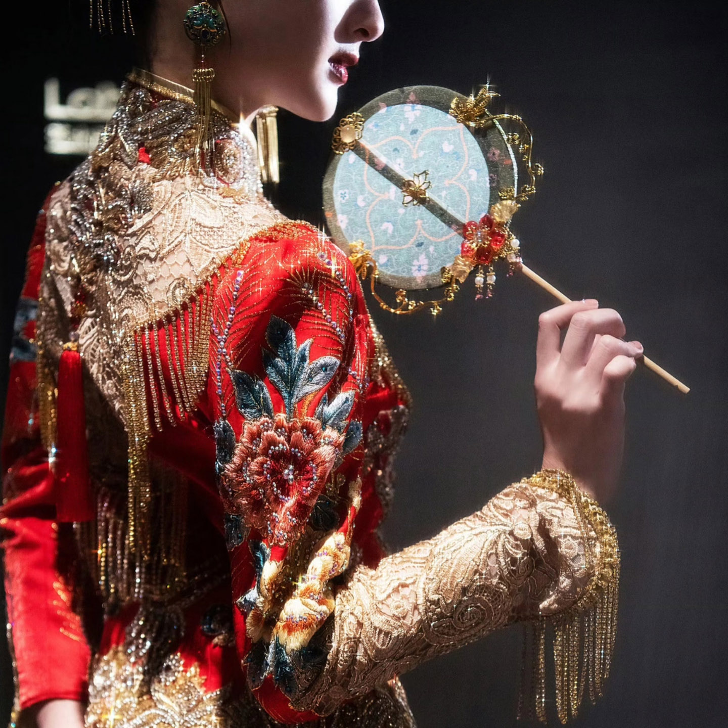 繁花似锦重工刺绣拖尾秀禾服图片