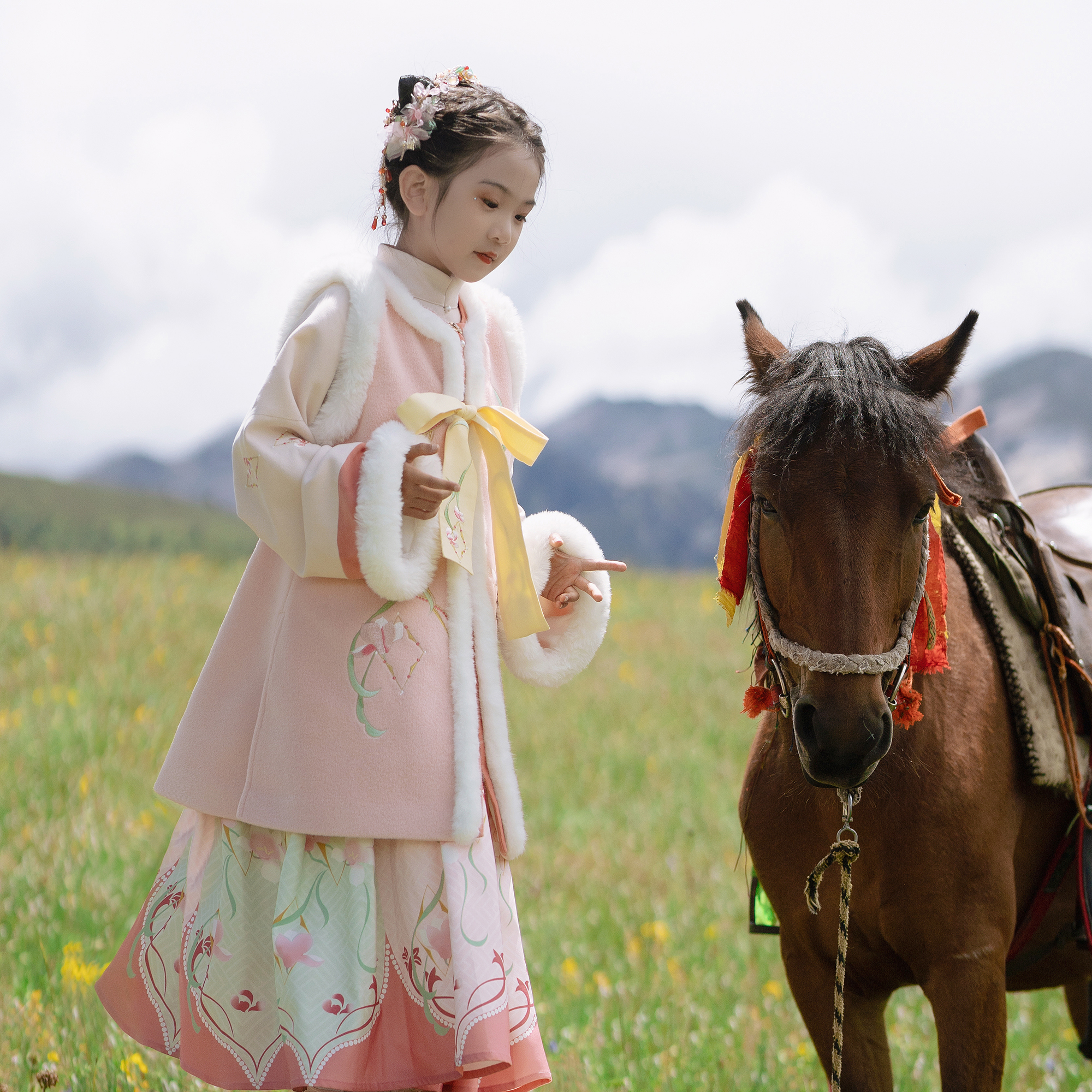 洛竹加绒秋冬女童汉服比甲中国风