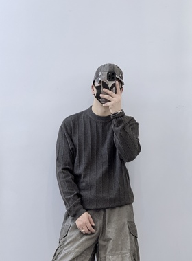 QFO秋季新款设计感纯色圆领保暖毛衣男潮流宽松休闲百搭打底上衣