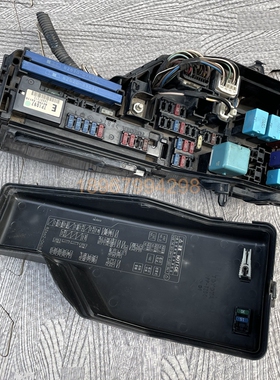 适用丰田凯美瑞机舱保险丝盒总成继电器盒大灯电脑82720-33110