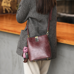 网红斜挎休闲单肩水桶包