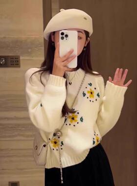品质短款圆领毛衣女装2025年秋冬新款加厚绣花洋气针织打底衫上衣