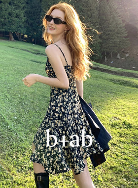 it b+ab黑色碎花吊带连衣裙女2026夏季新款收腰显瘦荷叶边A字短裙