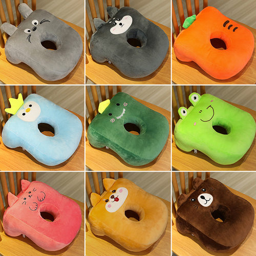 教室学生桌上睡觉抱枕