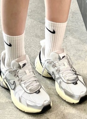 Nike/耐克V2K Run舒适透气低帮女款城市跑步鞋FD0736-100