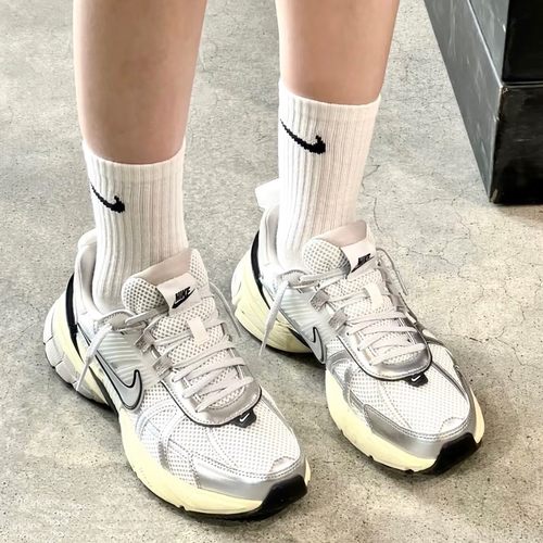 Nike/耐克V2K Run舒适透气低帮女款城市跑步鞋FD0736-100