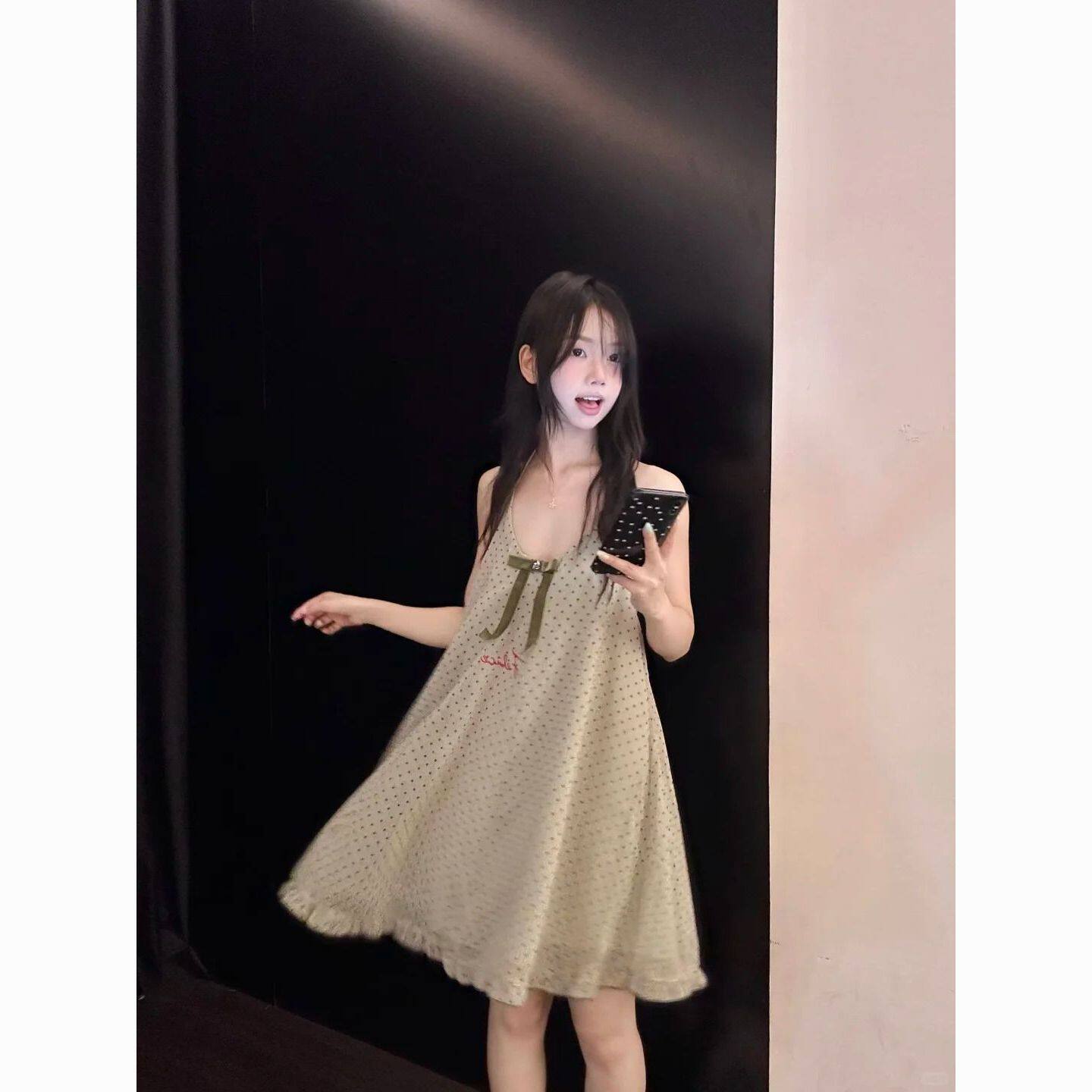韩系浅绿色v领露背波点连衣裙