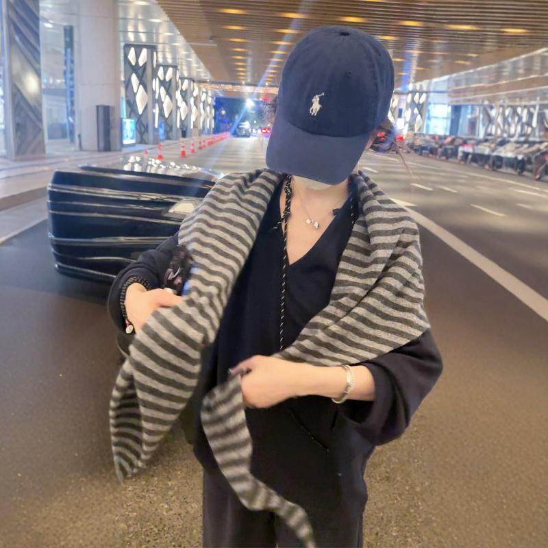 时髦百搭针织上衣2026秋冬松弛感大围巾女三角羊毛条纹披肩外搭