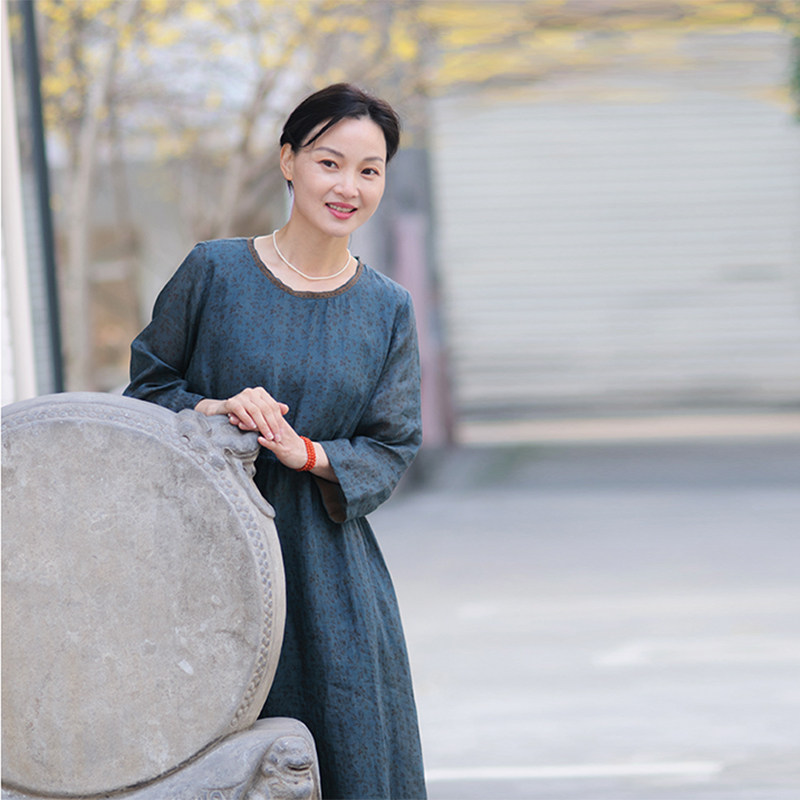 三两岛 苎麻印花文艺圆领连衣裙春夏蓝色宽松七分袖抽绳中长裙