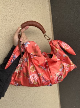 Jessica Simpson古典风印花手提包