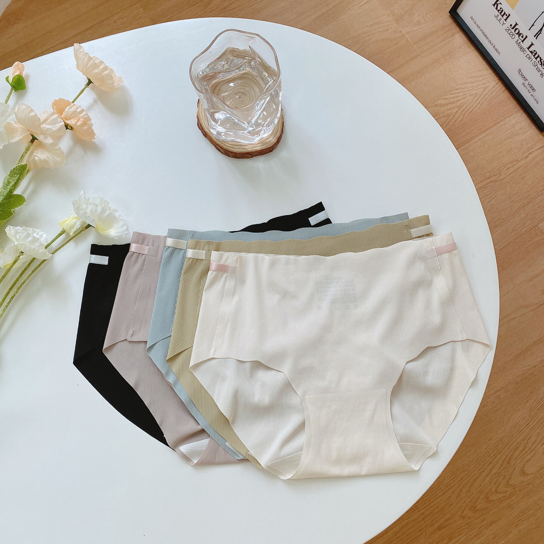 无痕冰丝中腰一片式防夹臀内裤