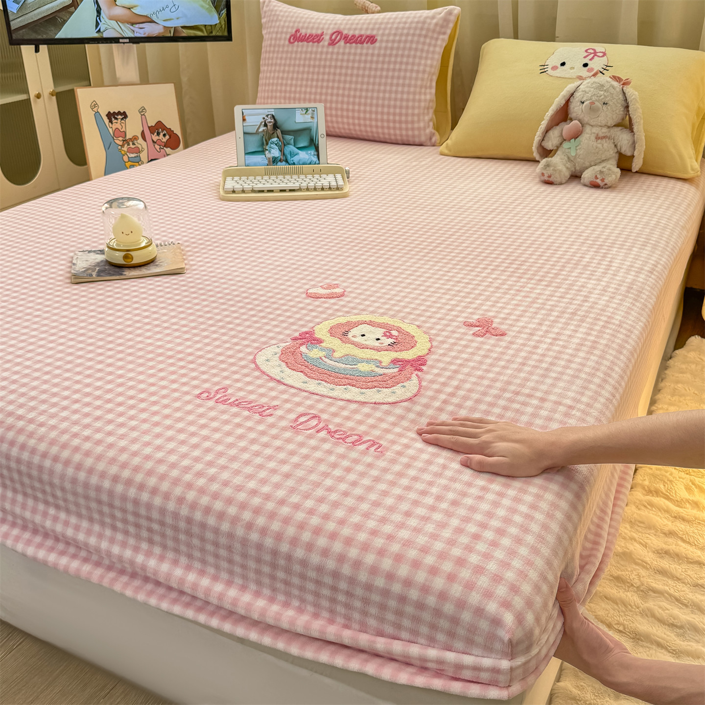 2025新款牛奶绒毛巾绣床笠罩加厚珊瑚绒床单三件套宿舍床垫保护罩