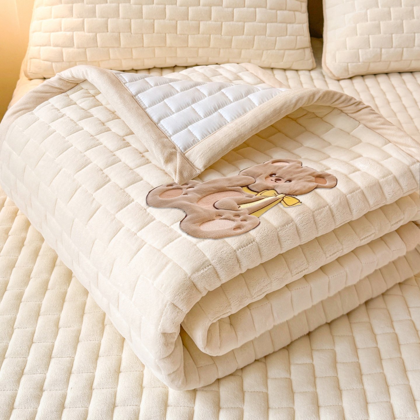 冬季加厚牛奶绒床护垫单件2025新款珊瑚法兰绒床盖夹棉床单三件套