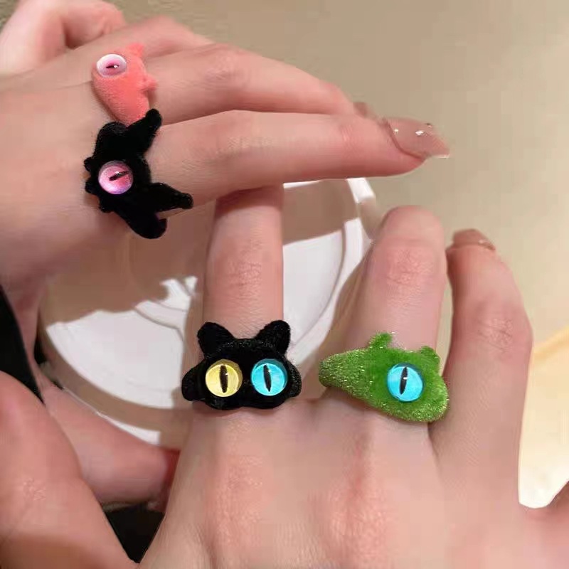 胖东来搞怪黑色猫咪小怪兽植绒戒指女秋冬小众设计感个性情侣百搭