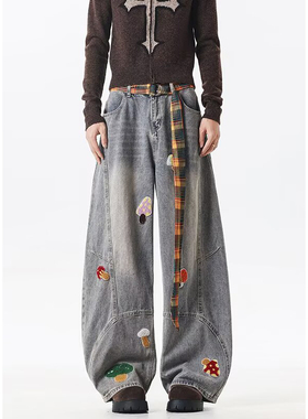 个性刺绣高街弯刀阔腿牛仔裤男2026年春款卡通显瘦宽松直筒拖地裤