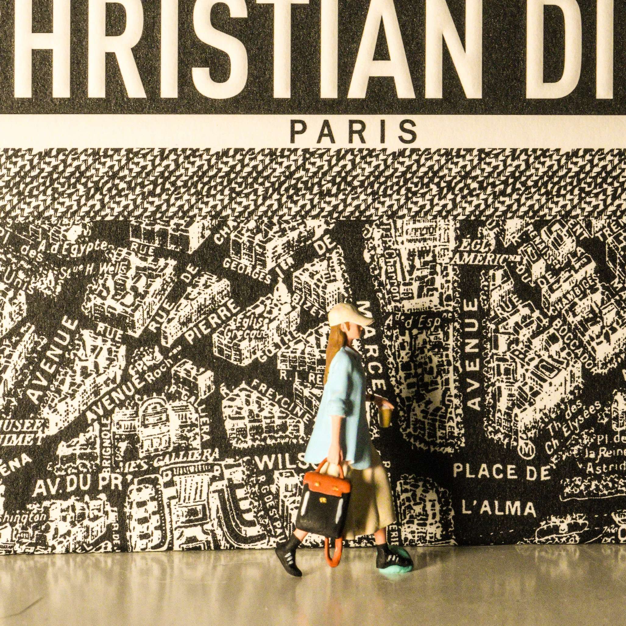 164时尚港风小姐姐微缩模型