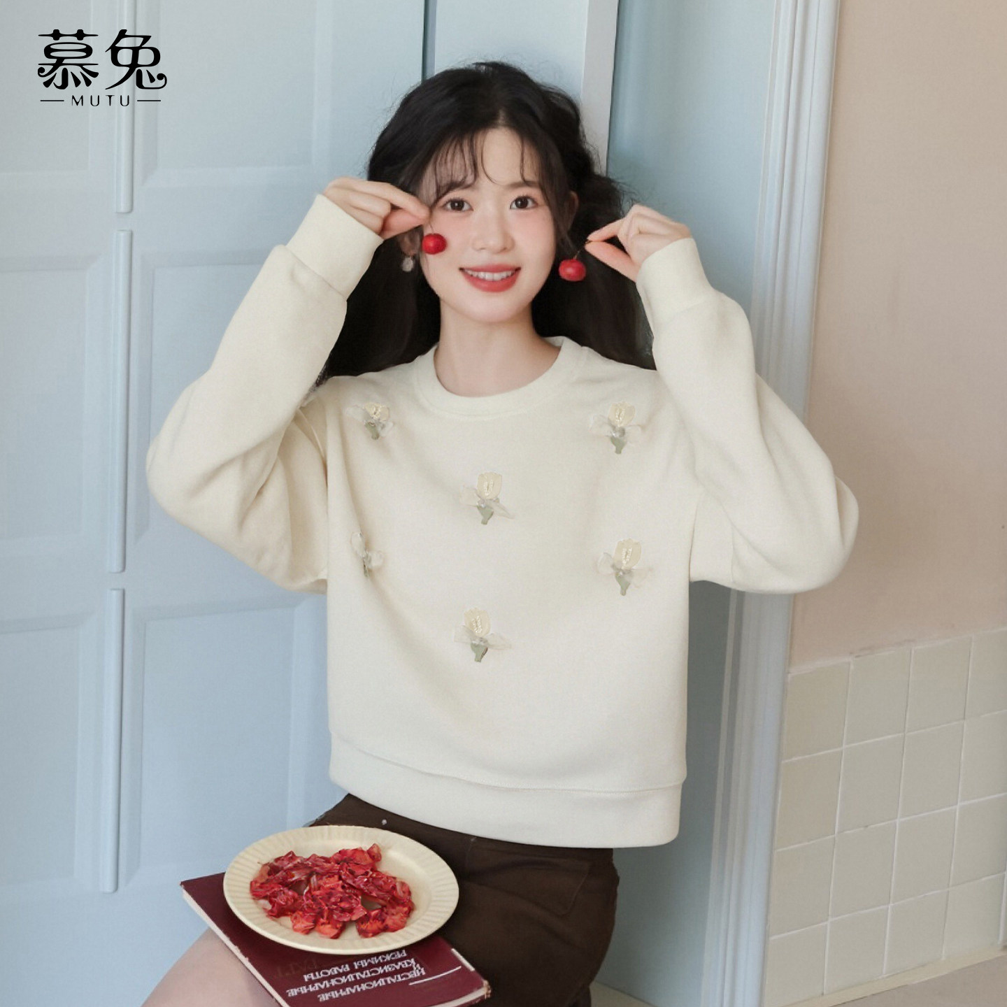 慕兔法式钉珠立体花朵卫衣女2025冬季新款小个子加厚宽松套头上衣,女装/女士精品,卫衣/绒衫,淘宝优惠券,粉丝福利购,淘宝优惠卷