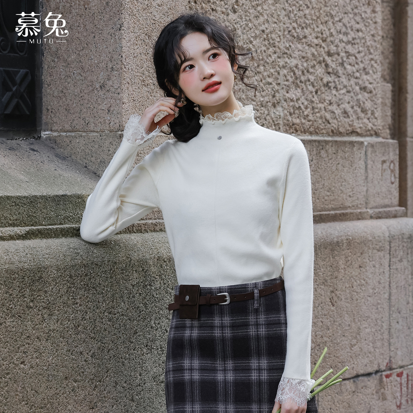 慕兔法式拼接蕾丝半高领打底衫