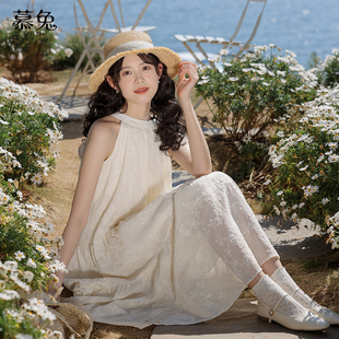 慕兔法式气质挂脖露肩连衣裙女2025夏季新款小个子雪纺a字长裙子