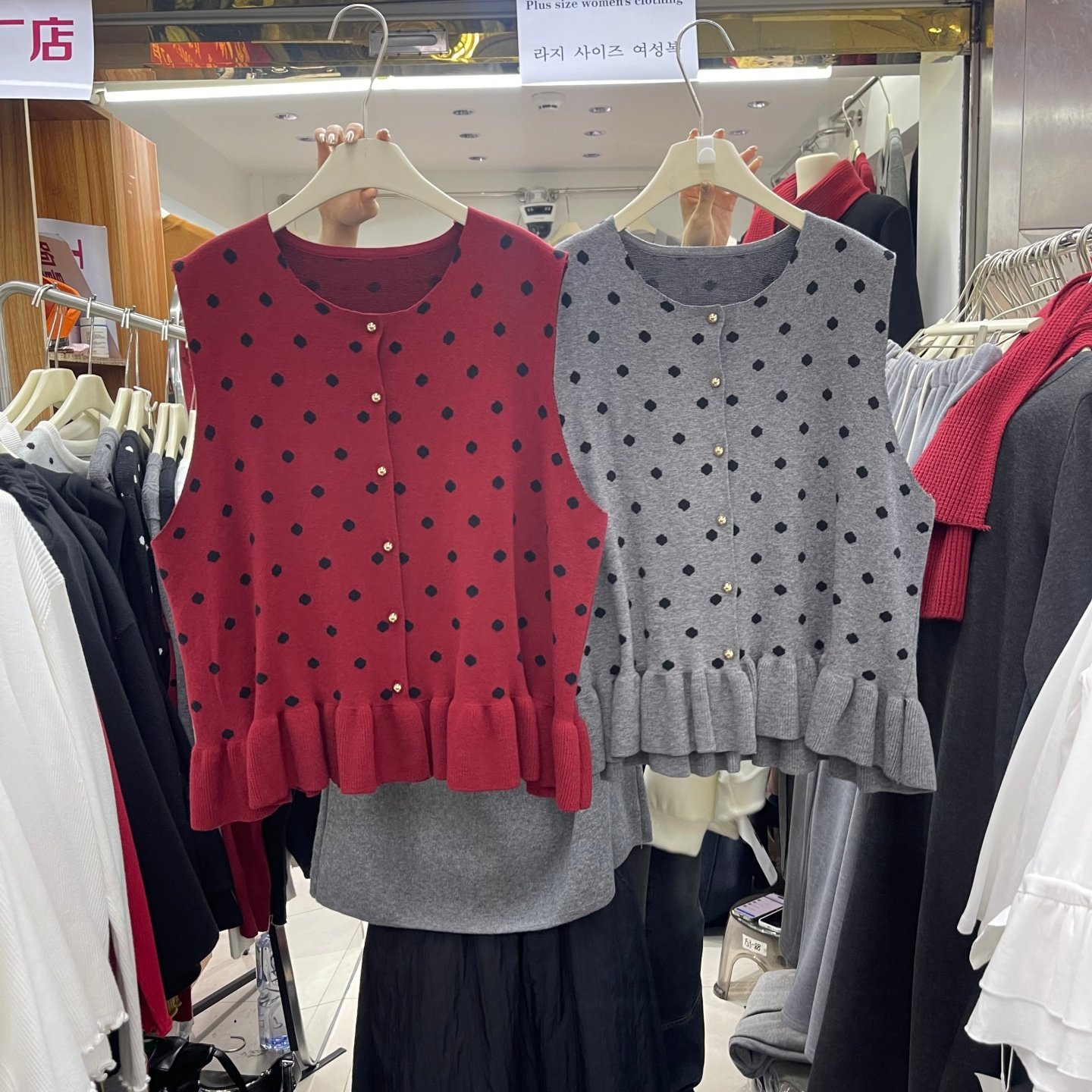 复古风波点针织马甲女2025秋冬无袖纽扣荷叶边叠穿背心显瘦上衣潮,女装/女士精品,毛针织衫,淘宝优惠券,粉丝福利购,淘宝优惠卷