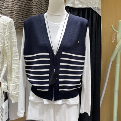 针织马甲背心女+纯色T恤打底衫