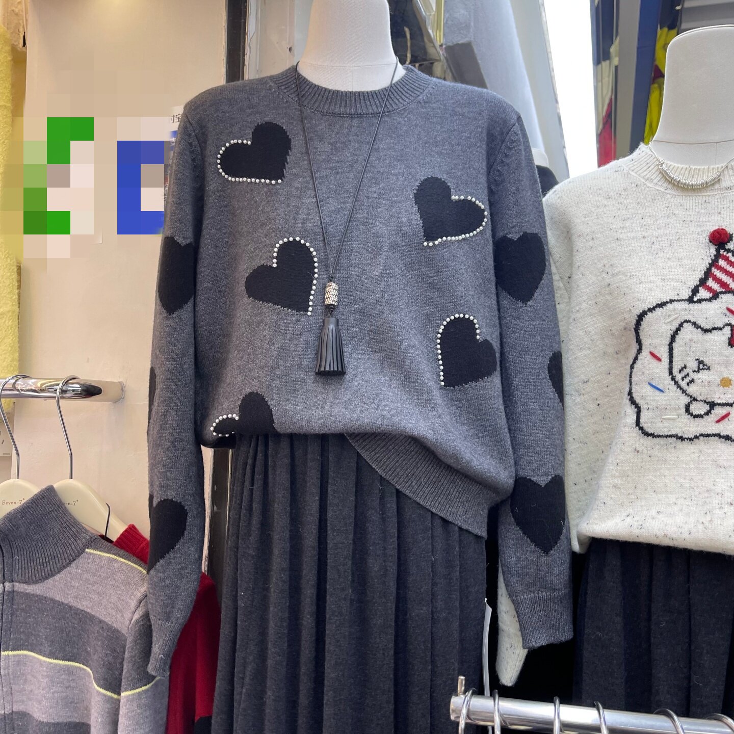 高级感爱心钉珠圆领显瘦针织衫