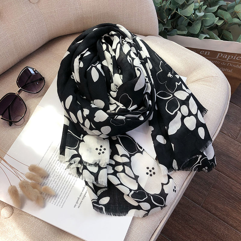新款百搭黑白色棉麻围巾女秋冬韩版时尚印花长款丝巾旅游装饰披肩