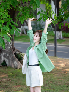 夏装冷淡风高级感独特绿色衬衫女别致绝美小个子厅里厅气上衣