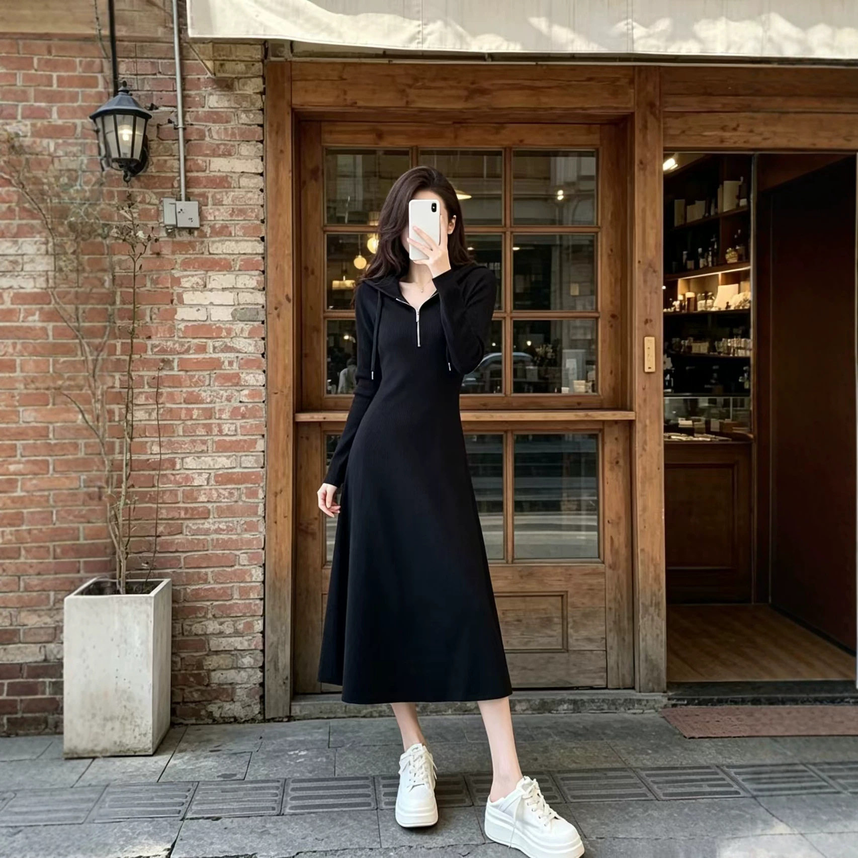 黑色赫本风卫衣连衣裙女秋装收腰显瘦气质高级感长款过膝打底裙子