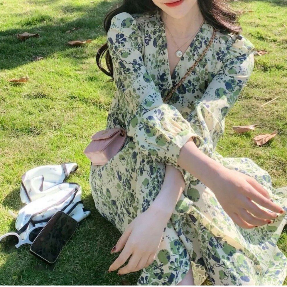 2026新款春装法式温柔风初恋长裙女设计感显瘦v领雪纺碎花连衣裙