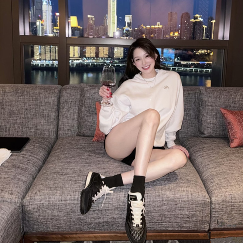 网红女神花三三美商搭配 白色落肩袖宽松字母简约卫衣