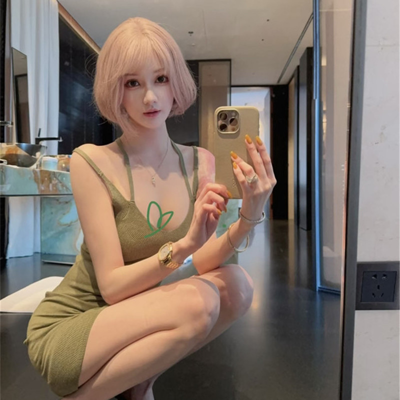 网红女神花三三显白牛油果绿 挂脖吊带显身材时髦针织连衣裙