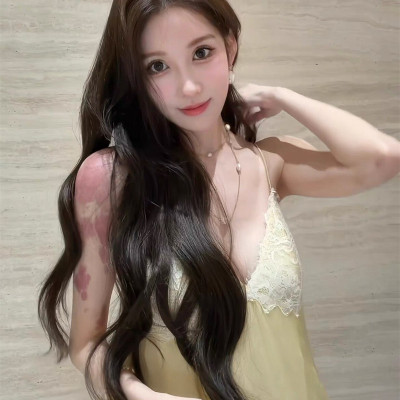 网红顶美花三三美商穿搭 减龄奶黄色蕾丝拼接吊带连衣裙