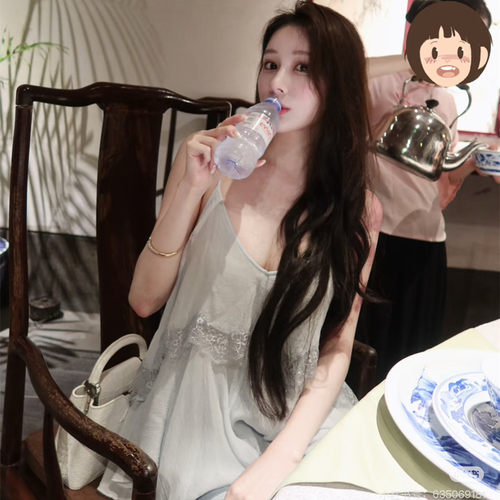 网红女神花三三同款 淡淡蓝色荷叶蕾丝花边宽松雪纺吊带上衣