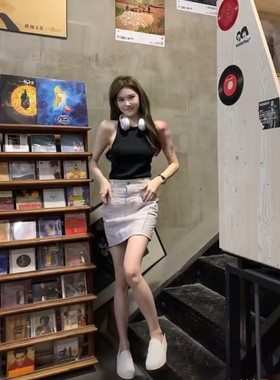 网红白富美花三三同款浅灰色压褶PU洋气纯欲百搭半身裙 黑无袖T