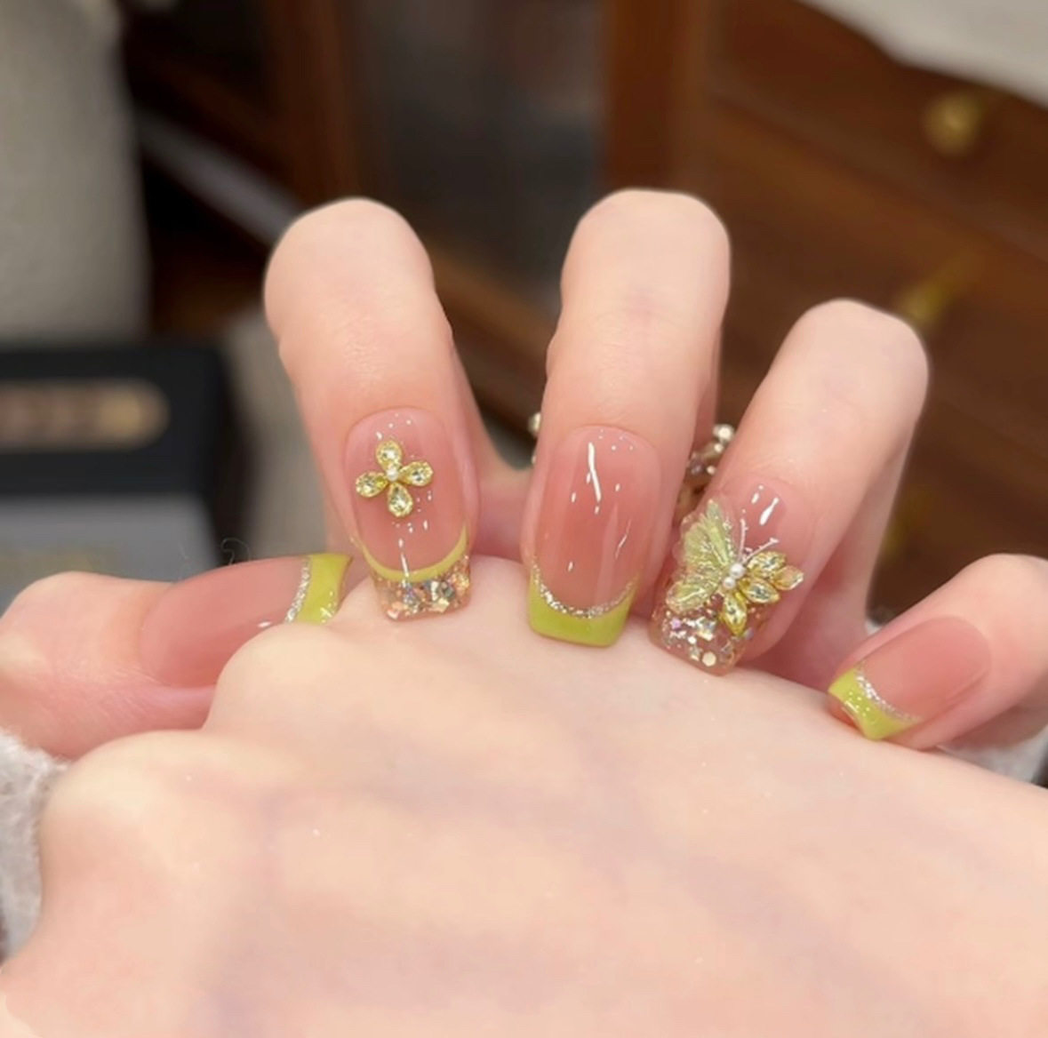 【蜜蝶夏韵】纯手工穿戴甲淡绿色亮片法式蝴蝶碎钻高级感显白美甲