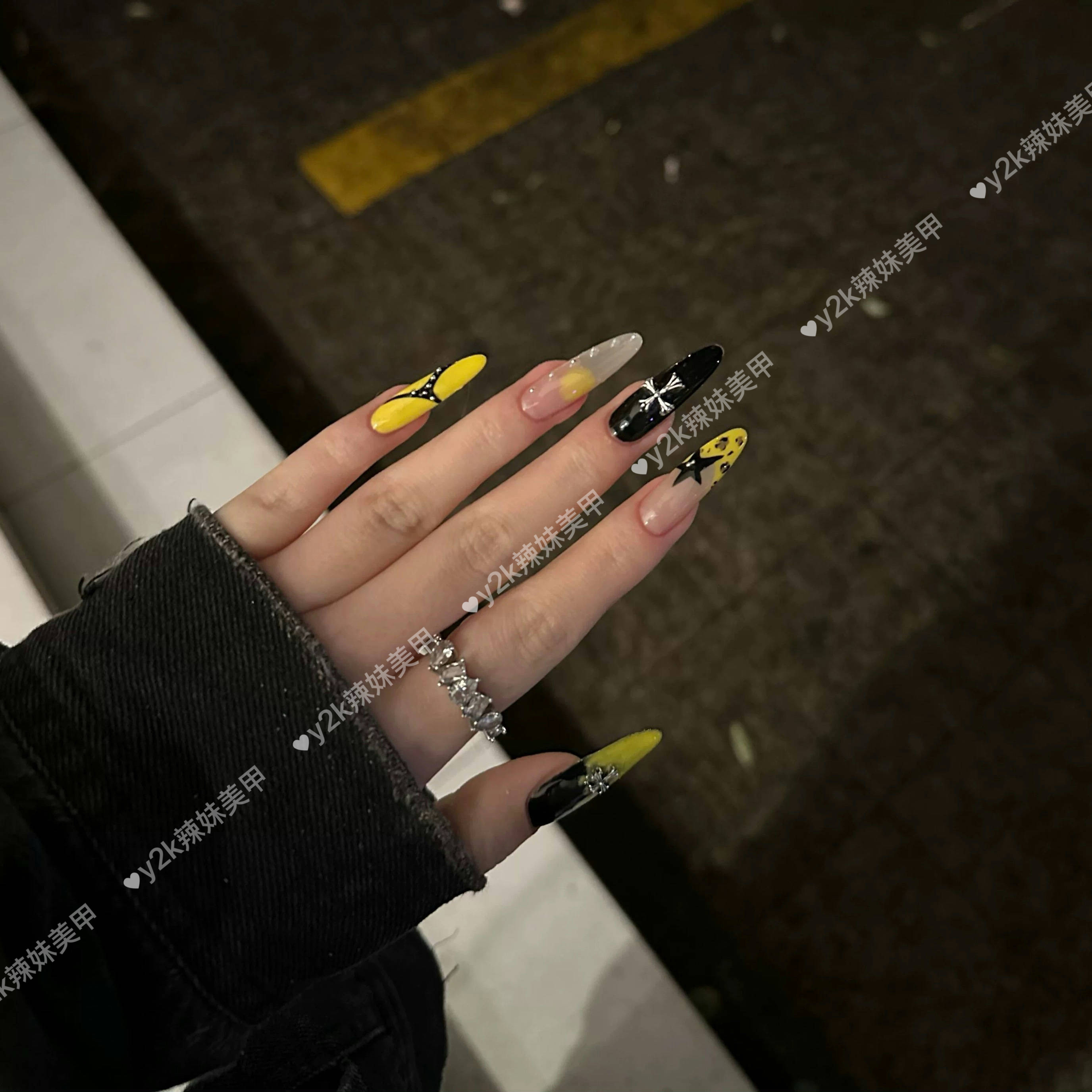 纯手工穿戴甲手绘黄色法式辣妹克罗心小豹纹氛围感超酷小众美甲贴