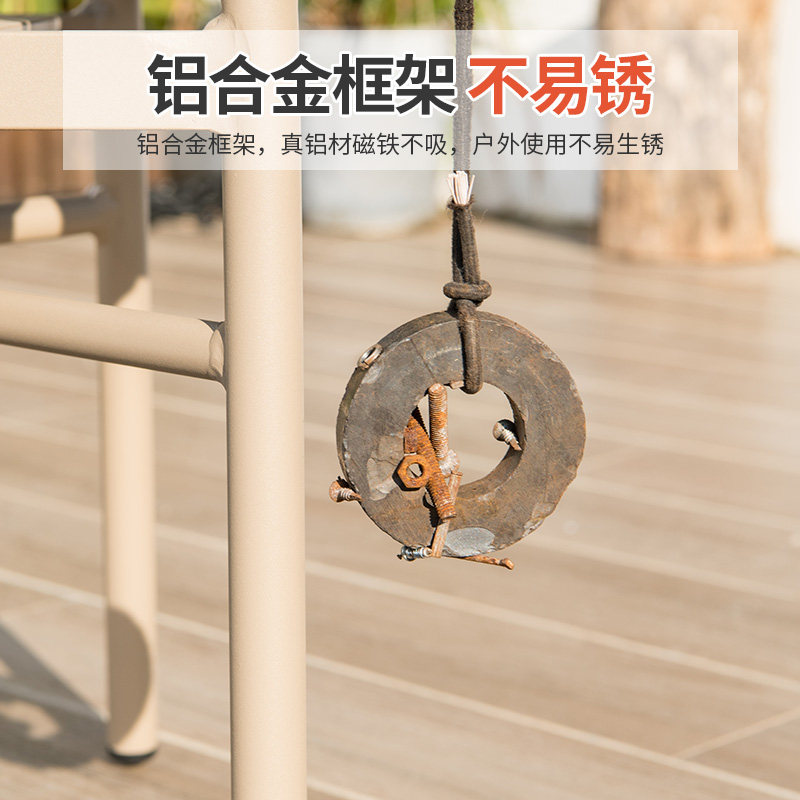 北欧风格户外桌椅 香槟色铝制庭园桌椅可移动伸缩塑木餐桌