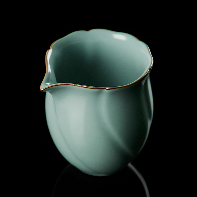 宋朴汝窑葵口公道杯分茶器