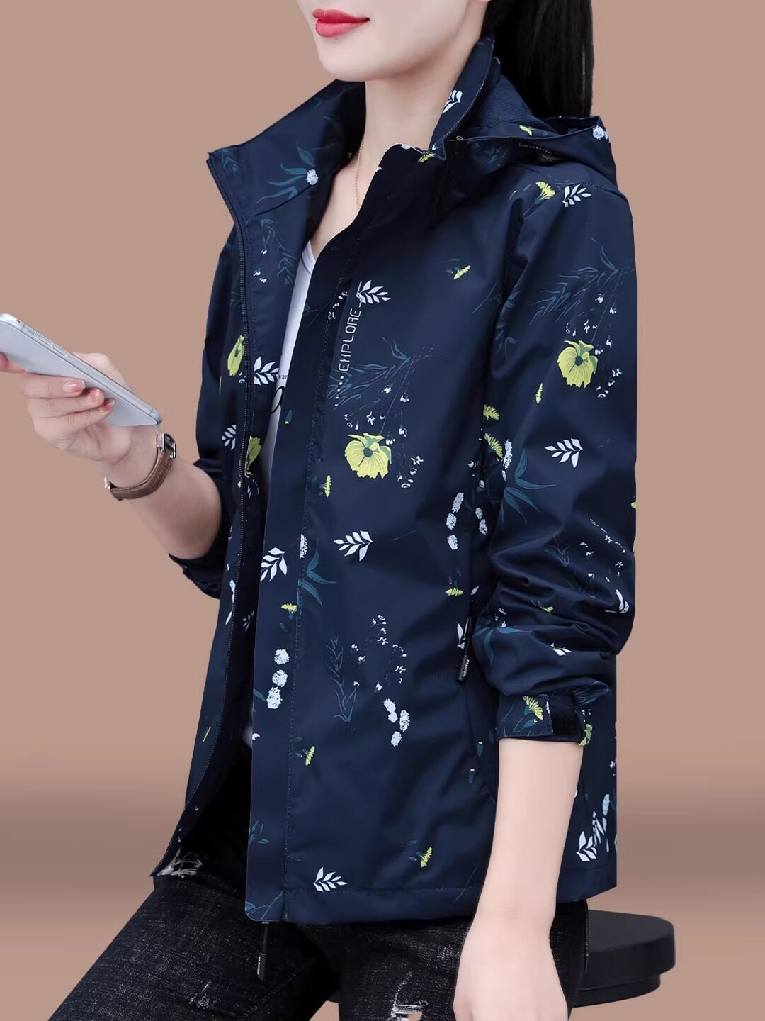 花色冲锋衣外套女春秋薄款2025新款中年妈妈宽松时尚连帽夹克上衣