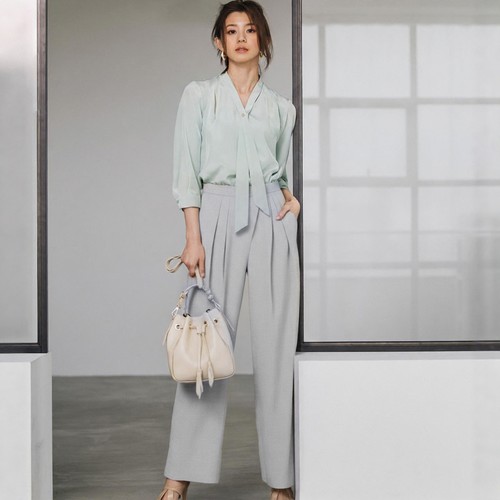 代1000+L0un1e 强建筑感立体打褶斜边高腰侧边撞色线条干爽阔腿裤