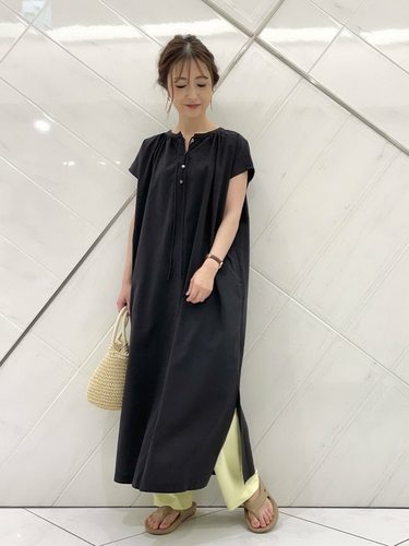 领部褶饰侧开叉法式袖连衣裙