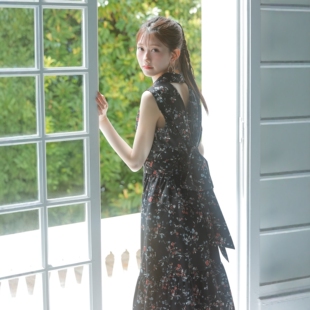 温柔系天花板~R家明星款 后背BIG蝴蝶结系带翻领不规则下摆连衣裙