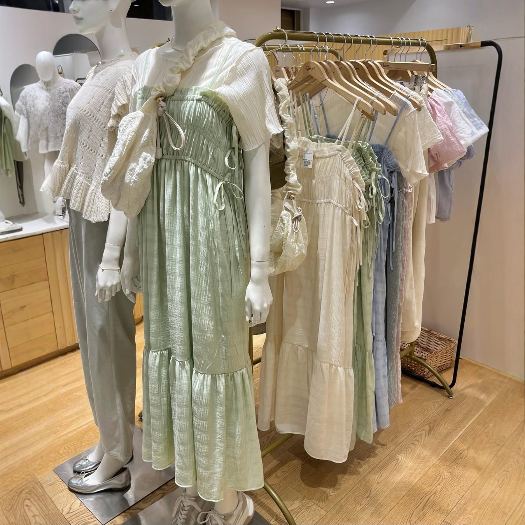 神仙显瘦！F家 舒爽垂顺 自然褶皱肌理 腰侧蝴蝶结仙美吊带连衣裙,女装/女士精品,连衣裙,淘宝优惠券,粉丝福利购,淘宝优惠卷